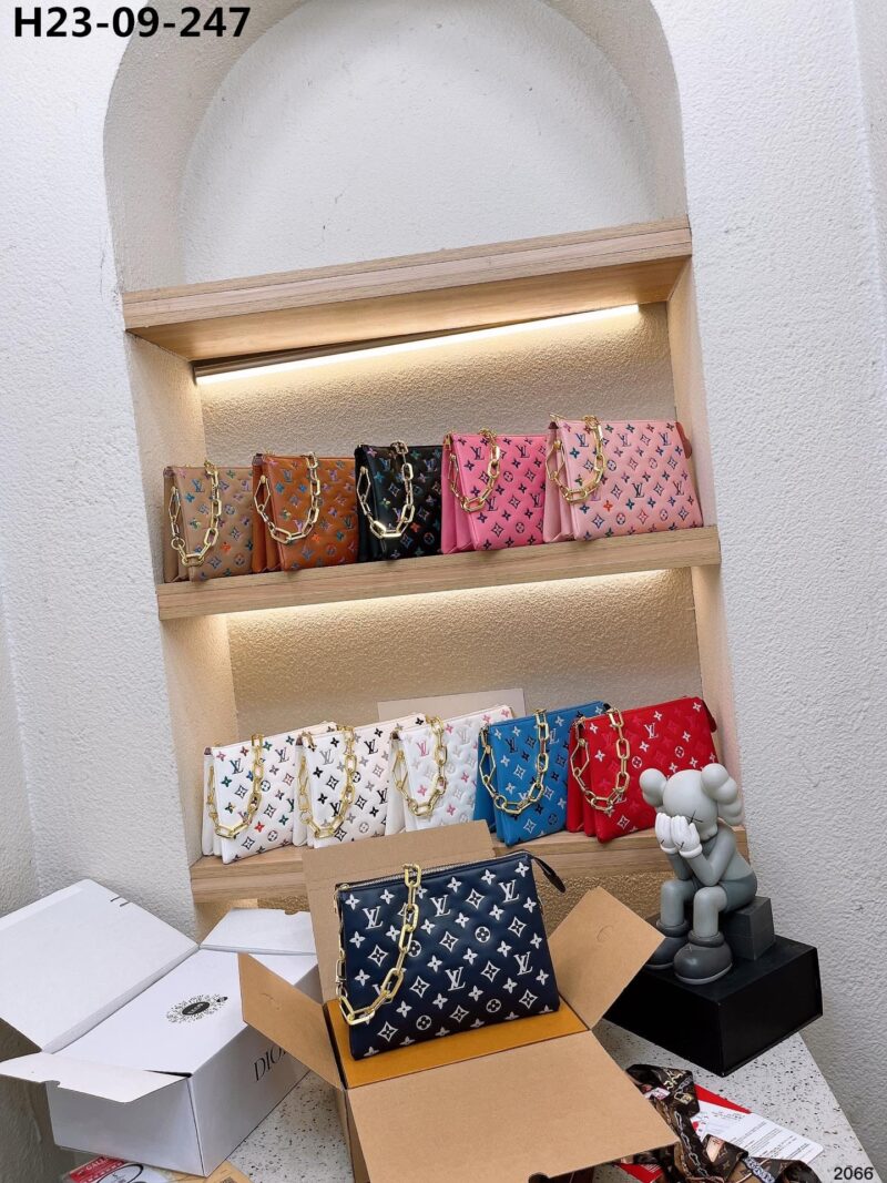 Alternative view of LOUIS VUITTON BOLSO COUSSIN PM MONOGRAM WHITE 27CM