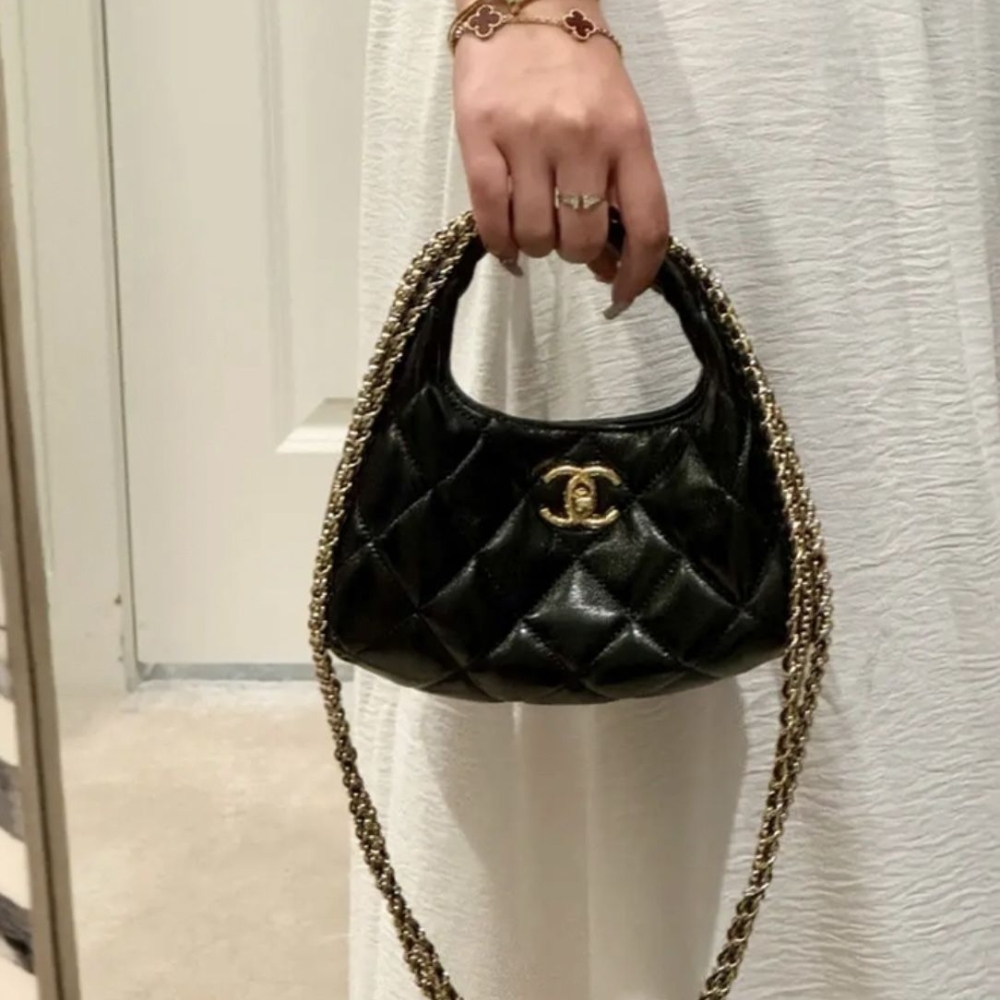 Chanel 24A Small Hobo Bag Shiny And Gold Tone Metal In Black 20Cm AS4966 B17320 94305 - Image 4