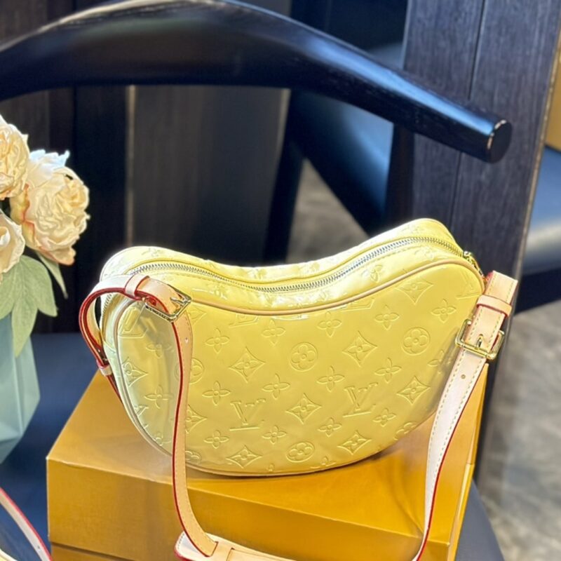 Alternative view of LOUIS VUITTON CROISSANT PM BAG MONOGRAM VERNIS LEATHER CHIC AND YELLOW 25CM M24020