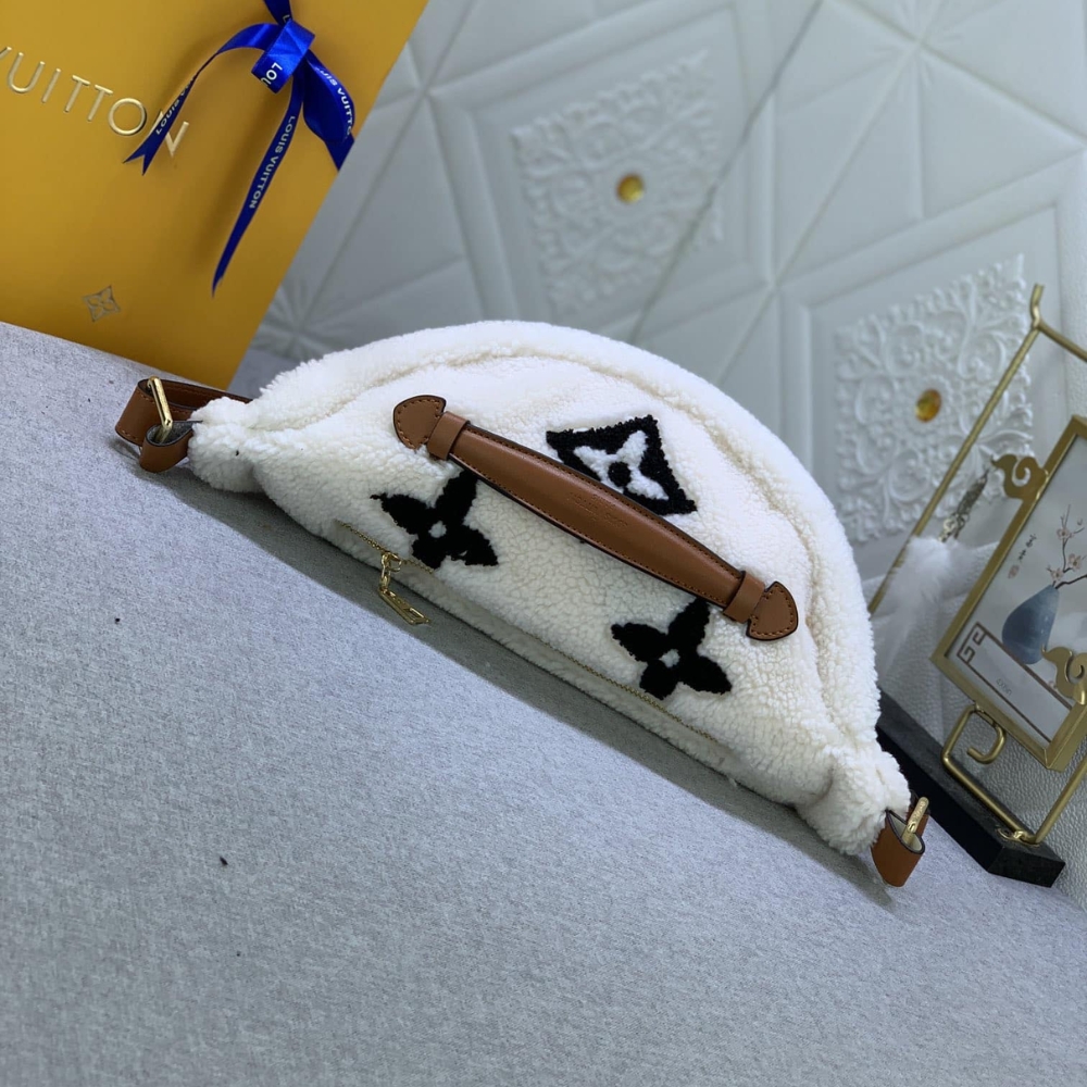 Louis Vuitton Bumbag Monogram Teddy Fleece White 37Cm M23715 - Image 4