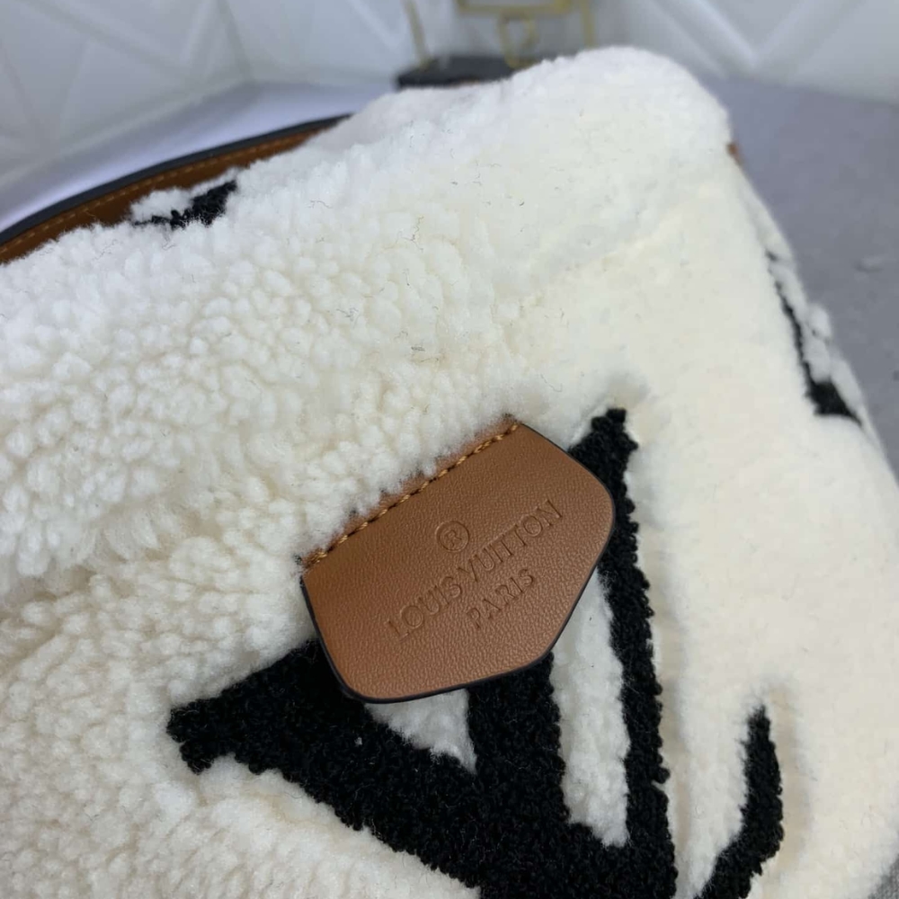 Louis Vuitton Bumbag Monogram Teddy Fleece White 37Cm M23715 - Image 6