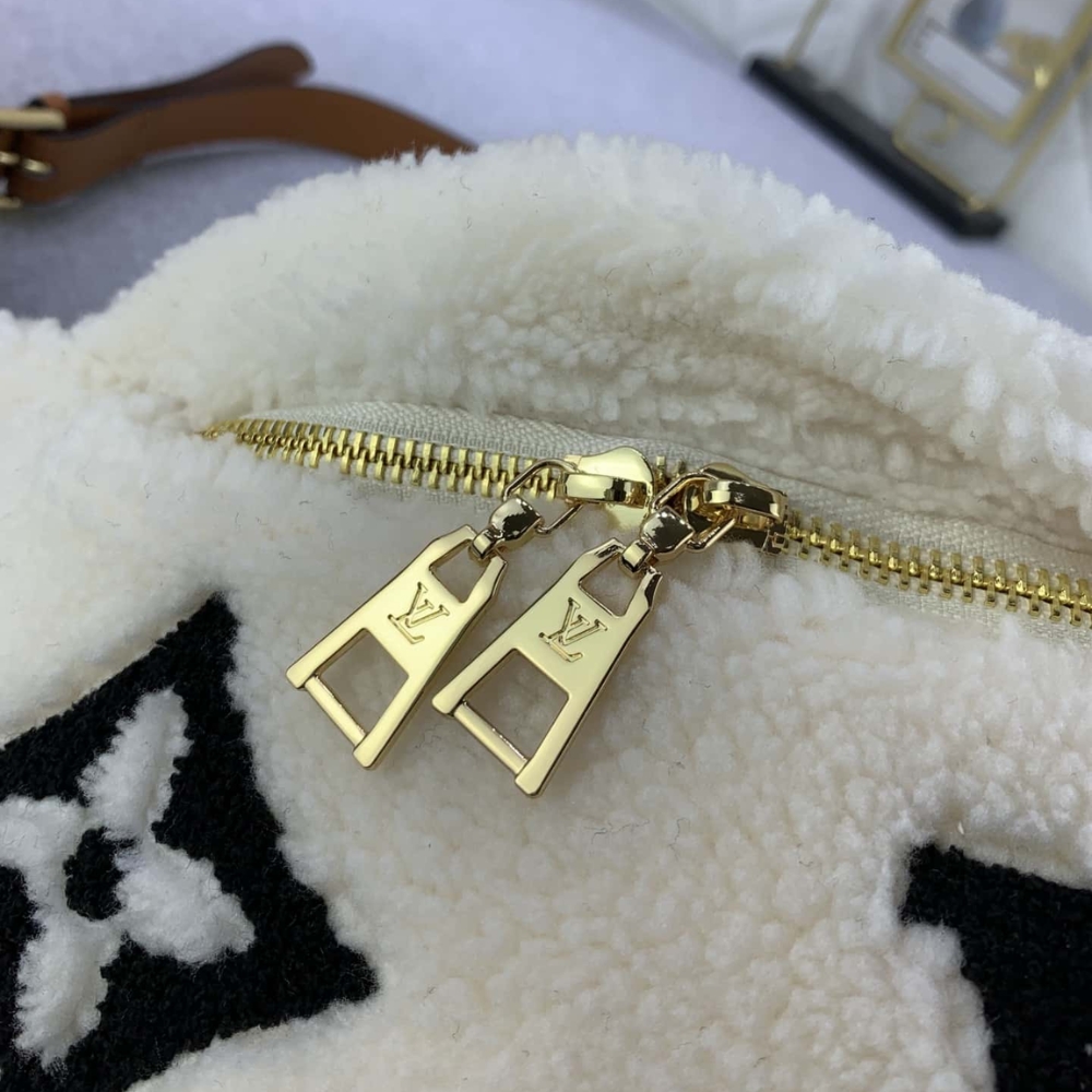 Louis Vuitton Bumbag Monogram Teddy Fleece White 37Cm M23715 - Image 7