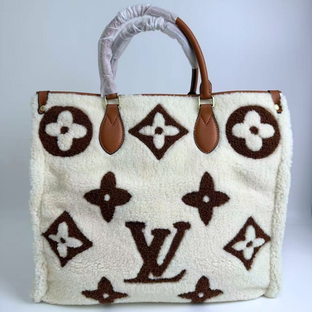 Louis Vuitton Onthego Teddy Monogram Giant Beige Brown 38Cm - Image 4