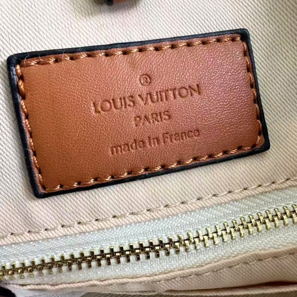 Louis Vuitton Onthego Teddy Monogram Giant Beige Brown 38Cm - Image 3