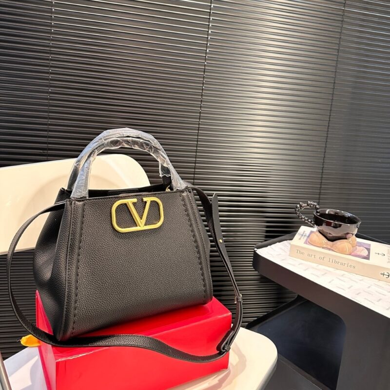 Alternative view of VALENTINO GARAVANI ALLTIME HANDBAG IN BLACK 26CM 5W2B0Q18IMZ 0NO