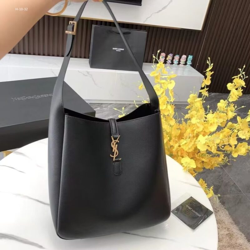 Alternative view of SAINT LAURENT LE 5 À 7 SUPPLE LARGE IN GRAINED LEATHER BLACK 31CM 753837AAAUQ9207