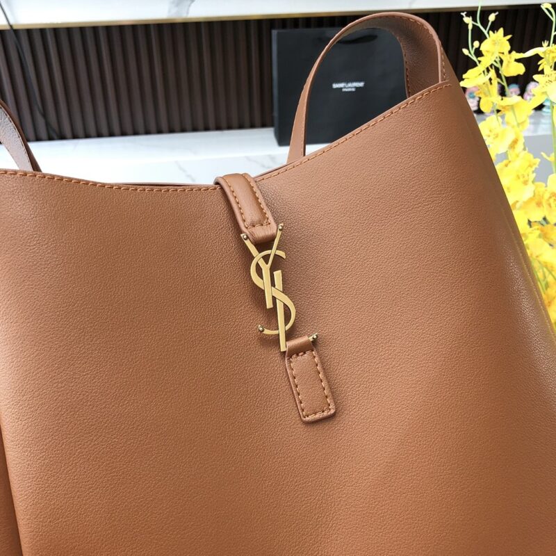 Alternative view of SAINT LAURENT LE 5 À 7 SUPPLE LARGE IN GRAINED LEATHER BROWN 31CM 753837AAAUQ9207