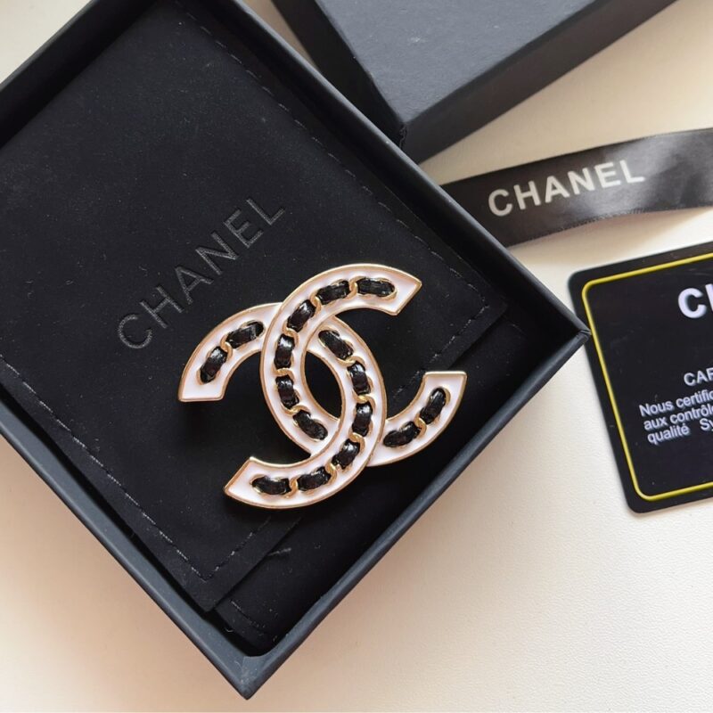 Alternative view of CHANEL CC BROOCH WHITE WITH BLACK INTERWOVEN CHAIN PATTERN