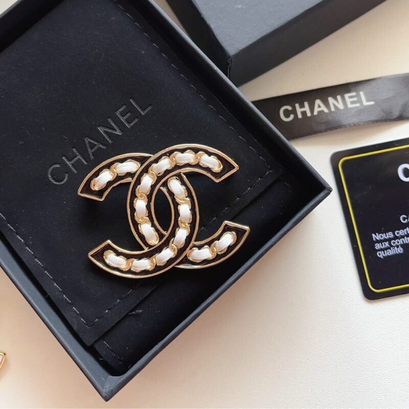 Alternative view of CHANEL CC BROOCH BLACK WITH WHITE INTERWOVEN CHAIN PATTERN