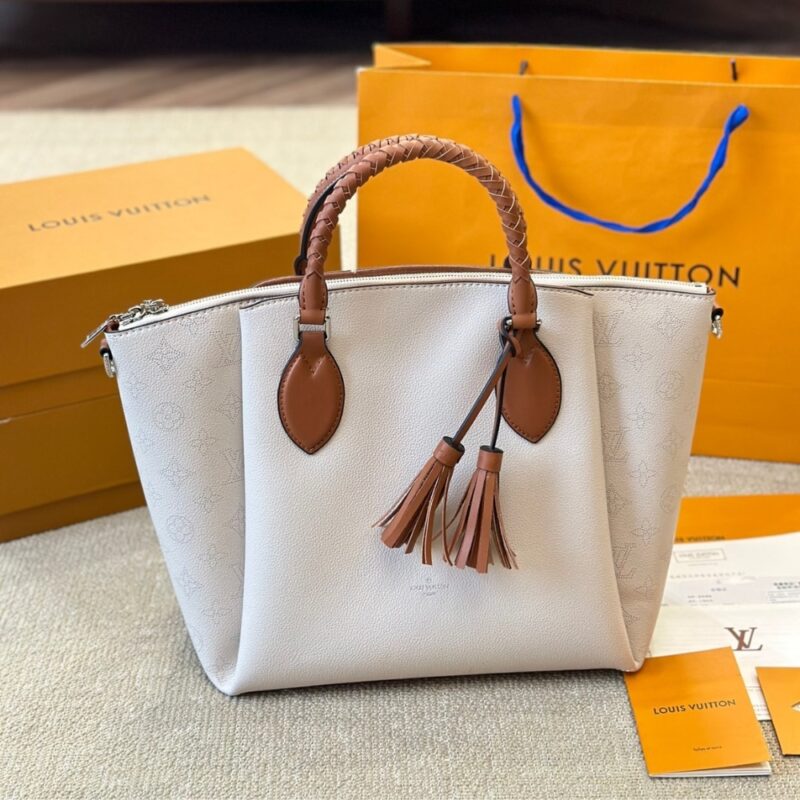 Alternative view of LOUIS VUITTON MAHINA LEATHER HAUMEA BAG WHITE 30CM