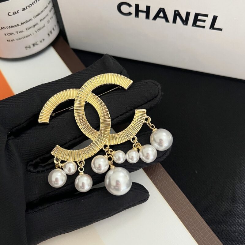 Alternative view of CHANEL CC BROOCH GOLD WITH PEARLS