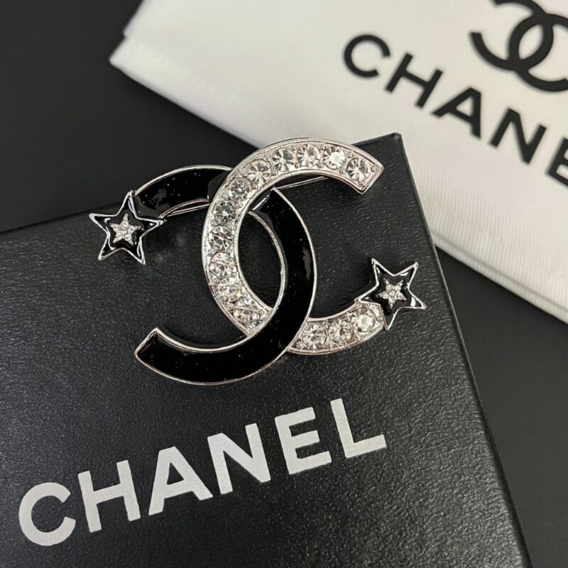 Alternative view of CHANEL CC BROOCH SILVER AND BLACK WITH TWO SMALL STARS