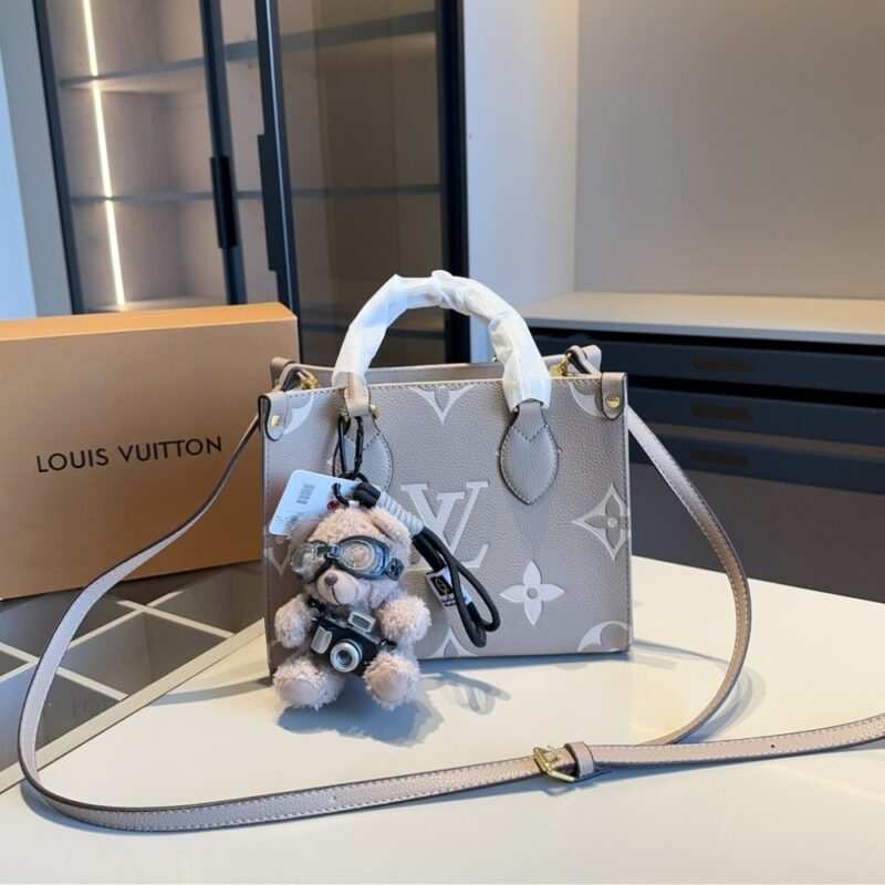 Alternative view of LOUIS VUITTON ONTHEGO PM DOVE GREY CREAM 25CM