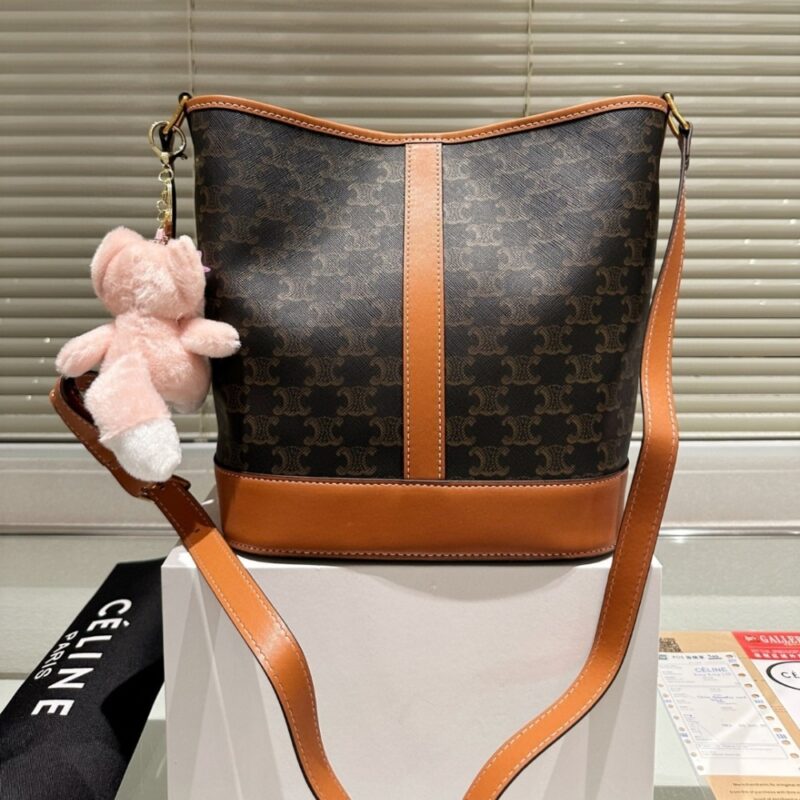 Alternative view of CELINE MEDIUM CABAS IN TRIOMPHE CANVAS AND TAN 28CM 115072CAS 04LU