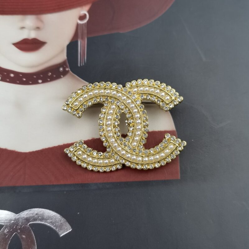 Alternative view of CHANEL CC BROOCH GOLD WITH PEARLS IN THE MIDDLE