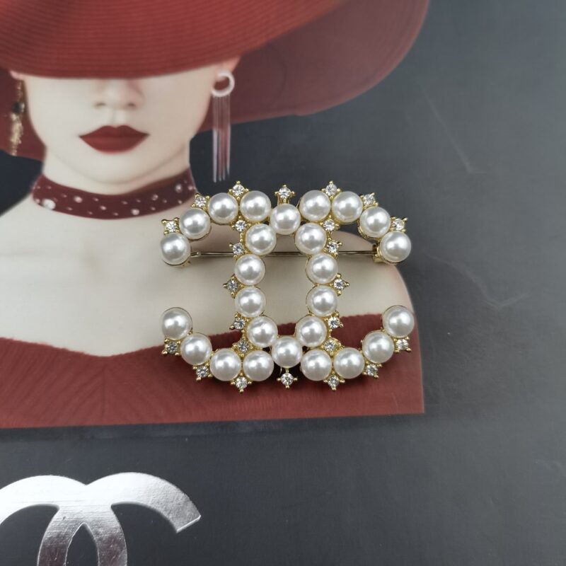 Alternative view of CHANEL CC BROOCH GOLD WITH BIG PEARLS