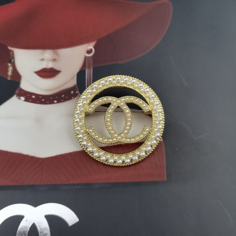 Alternative view of CHANEL CC CIRCLE BROOCH GOLD WITH PEARLS