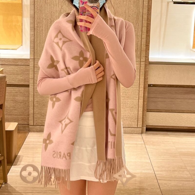 Alternative view of LOUIS VUITTON REYKJAVIK SCARF BEIGE ROSE M78908
