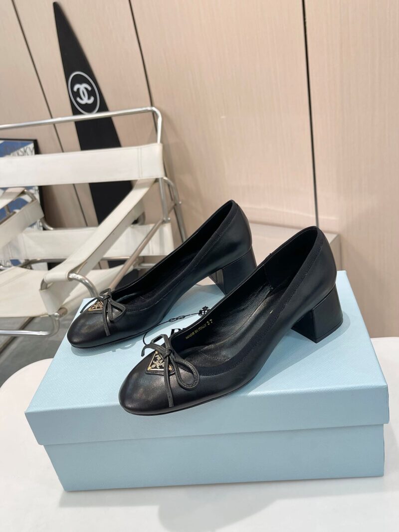 Alternative view of PRADA TRIANGLE LOGO BOW PUMP IN BLACK