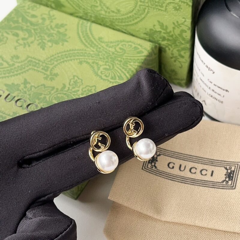 Alternative view of GUCCI BLONDIE RESIN PEARL EARRINGS IN YELLOW GOLD TONE METAL 797497 JCF27 8062