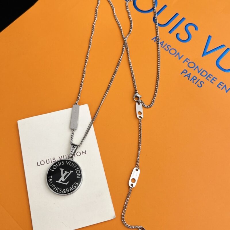 Alternative view of LOUIS VUITTON LV AWARD PENDANT M00911