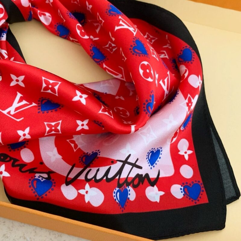 Alternative view of LOUIS VUITTON U SQUARE 45 IN RED 70CM