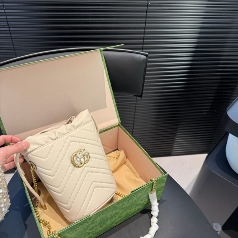 Alternative view of GUCCI GG MARMONT MINI BUCKET BAG WHITE MATELASSÉ CHEVRON 12CM 575163 DTDRT 9022