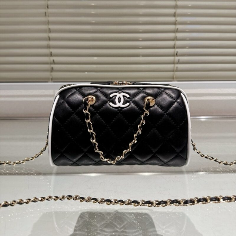 Alternative view of CHANEL CLUTCH WITH CHAIN BLACK AND WHITE 18CM