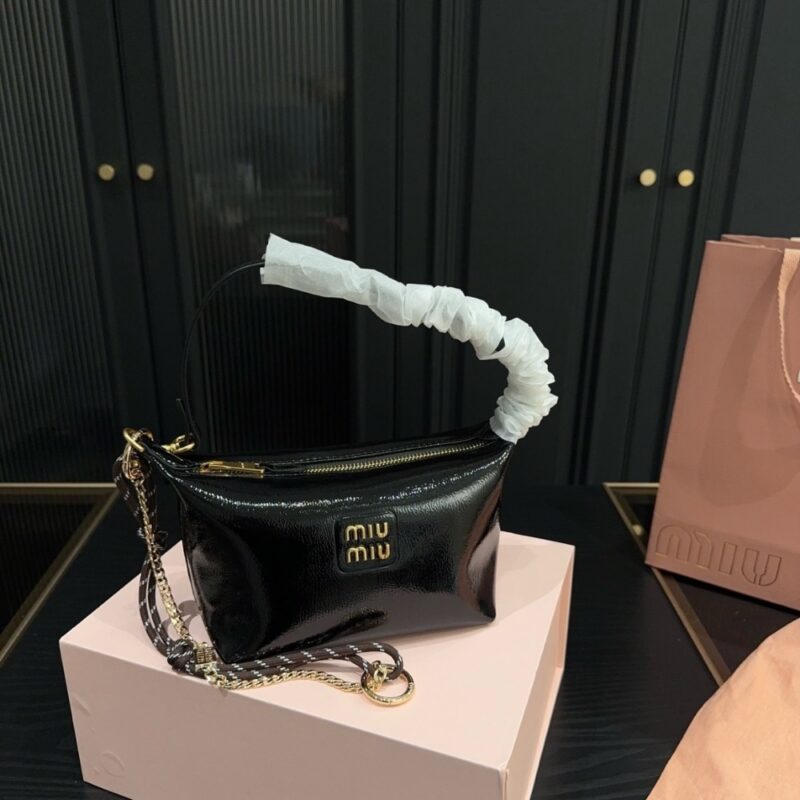 Alternative view of MIUMIU NAPLAK PATENT POUCH BLACK 18CM 5NE841 ADNT F0002