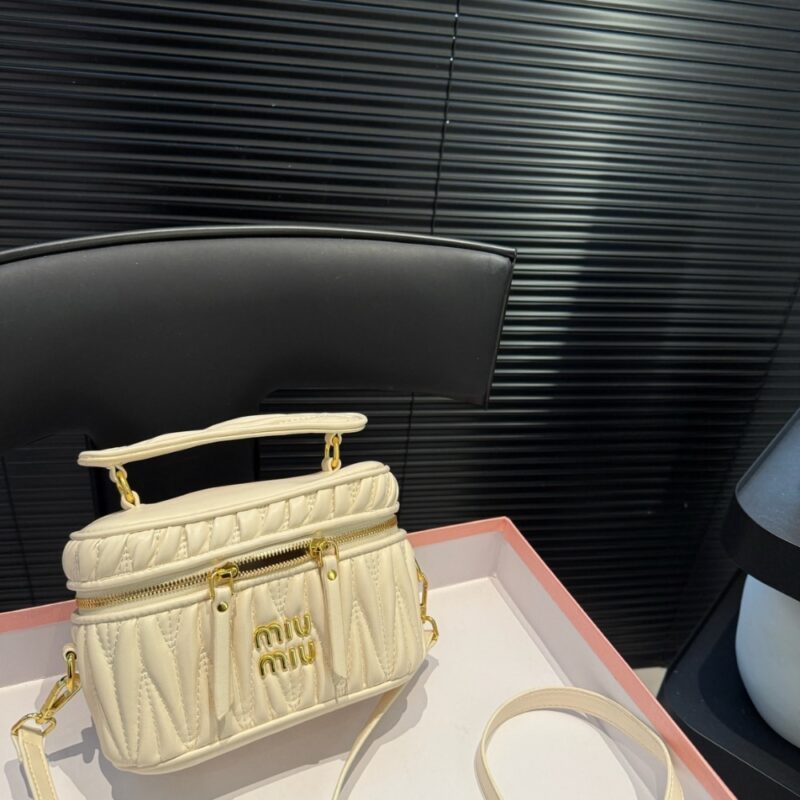 Alternative view of MIUMIU MATELASSÉ NAPPA SHOULDER BAG WHITE 19CM 5BH230 N88 F0009 V OOO