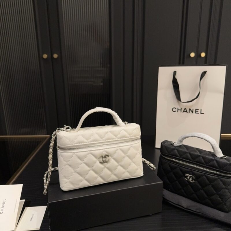 Alternative view of CHANEL CLASSIC VANITY WITH CHAIN IN GRAINED SHINY WHITE 19CM AP4414 B18713 NAAUH