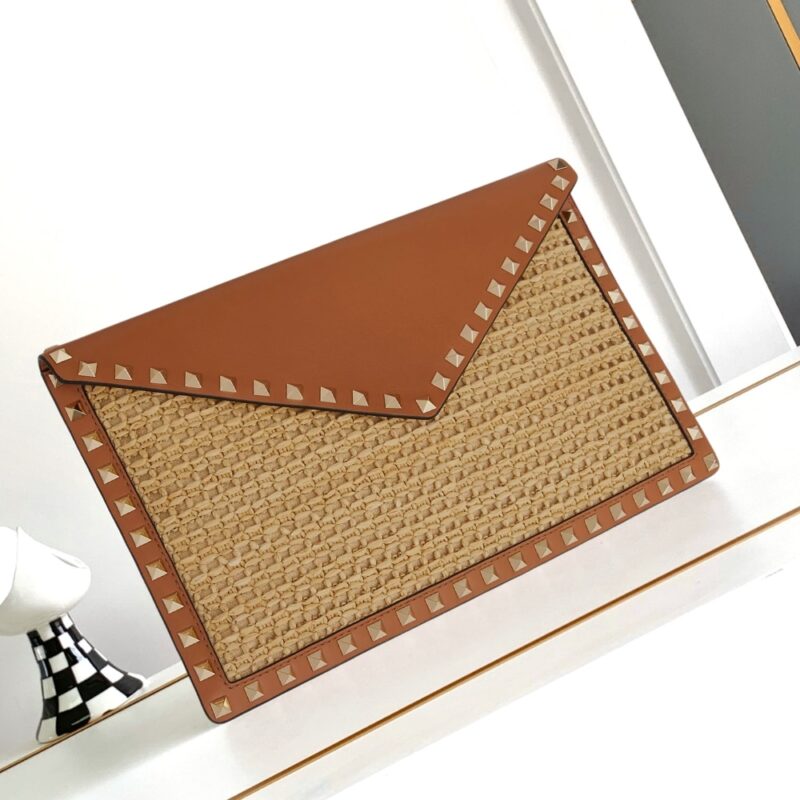Alternative view of VALENTINO GARAVANI ROCKSTUD RAFFIA CLUTCH BAG IN BROWN 28CM