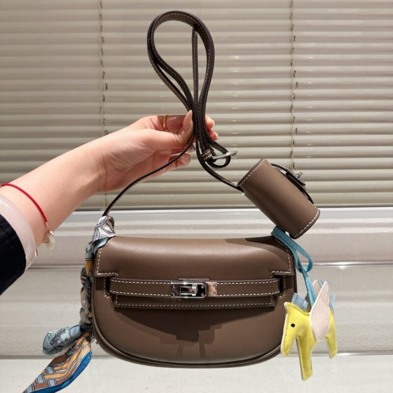 Alternative view of HERMES KELLY MOOVE SWIFT GOLD HARDWARE ETOUPE 17CM