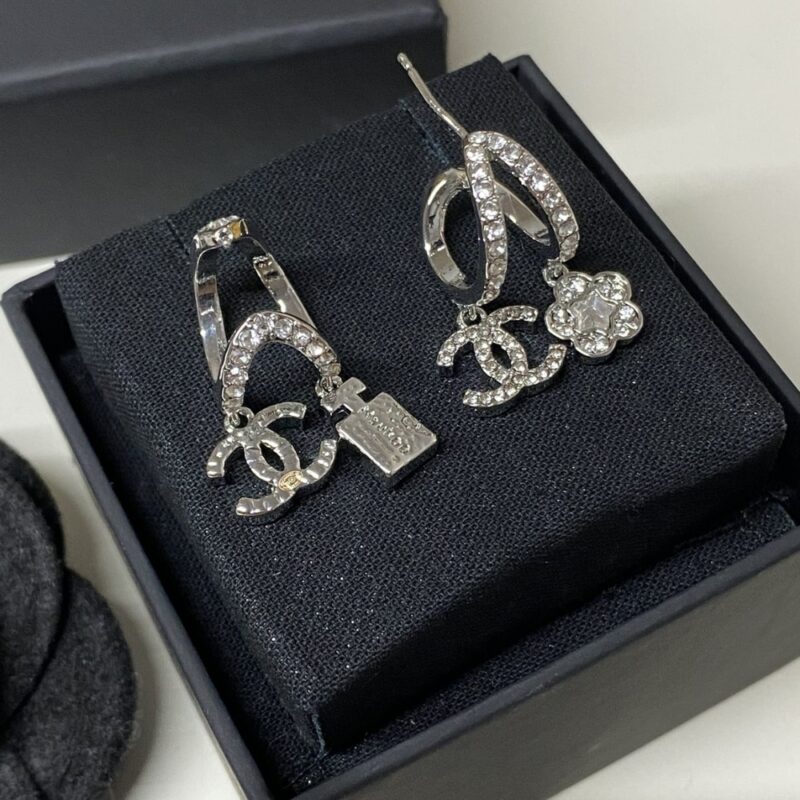 Alternative view of CHANEL PENDANT EARRINGS METAL AND DIAMANTÉS IN SILVER ABF199 B19948 NAFVP