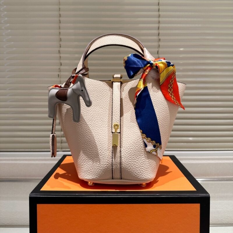 Alternative view of HERMES PICOTIN LOCK 18 BAG WHITE WITH GOLD 18CM 056289CC10