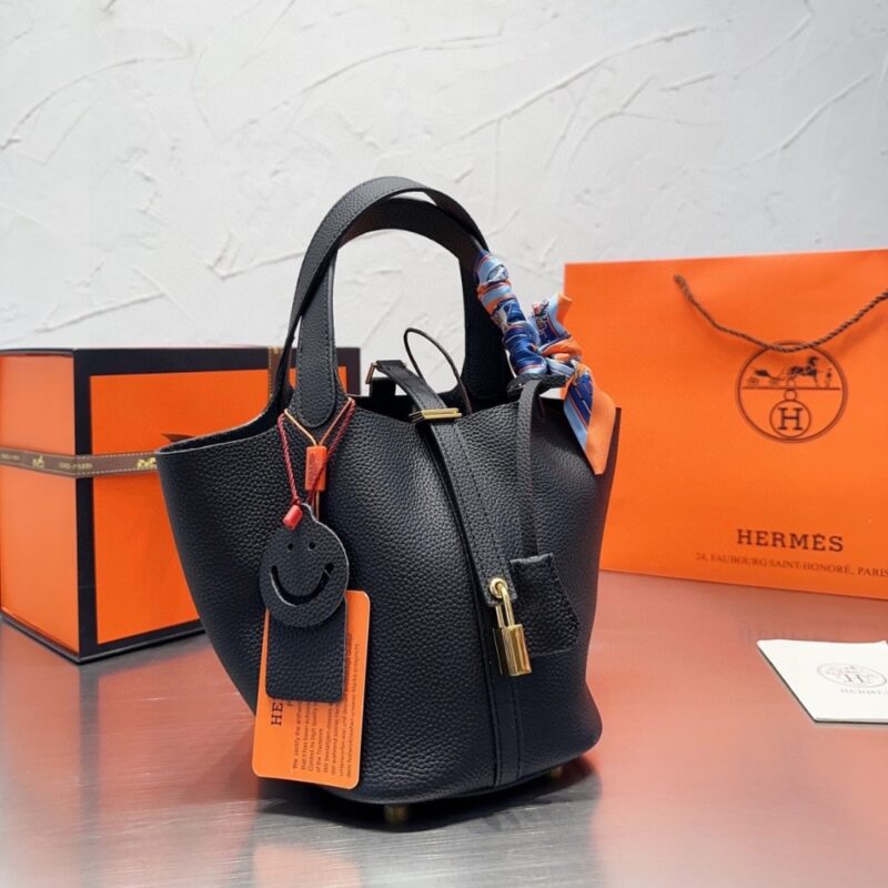 Alternative view of HERMES PICOTIN LOCK 18 BAG BLACK WITH GOLD 18CM H056289CC3Y