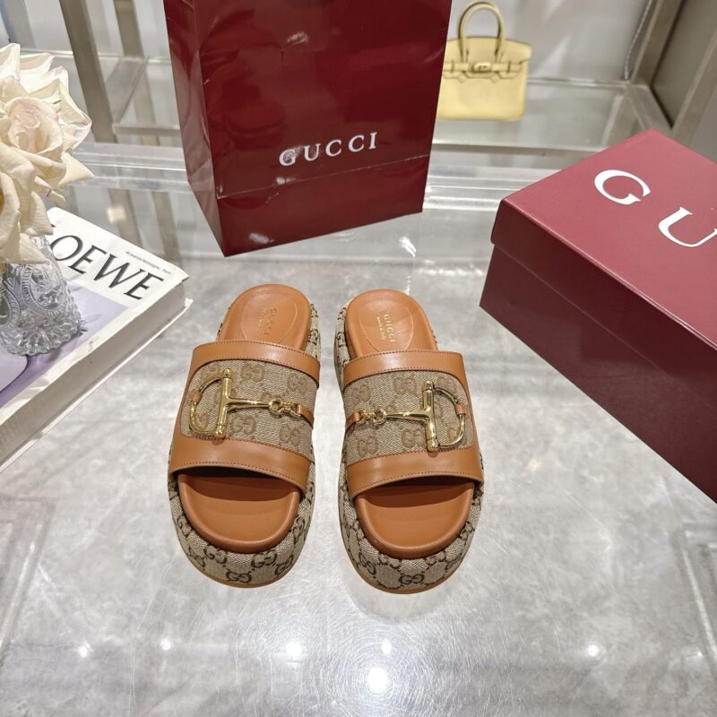 Alternative view of GUCCI WOMEN’S PLATFORM SLIDES WITH HORSEBIT BROWN