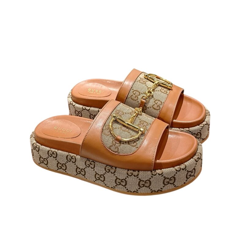 GUCCI WOMEN’S PLATFORM SLIDES WITH HORSEBIT BROWN