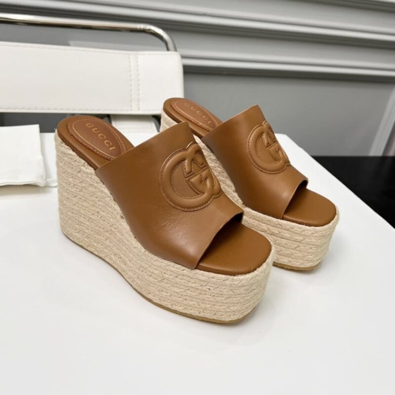 Alternative view of GUCCI WOMEN'S INTERLOCKING G SANDAL BROWN 817212 AP0B0 2712