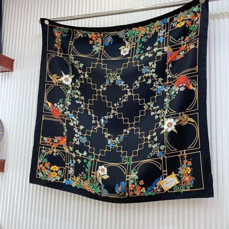 Alternative view of GUCCI PRINT SILK TWILL CARRÉ ANIMAL AND FLORAL BLACK 90CM 777353 3G001 1000