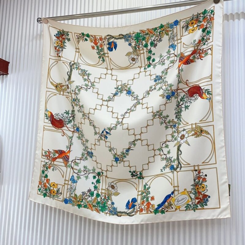 Alternative view of GUCCI PRINT SILK TWILL CARRÉ ANIMAL AND FLORAL IVORY 90CM 777353 3G001 9200