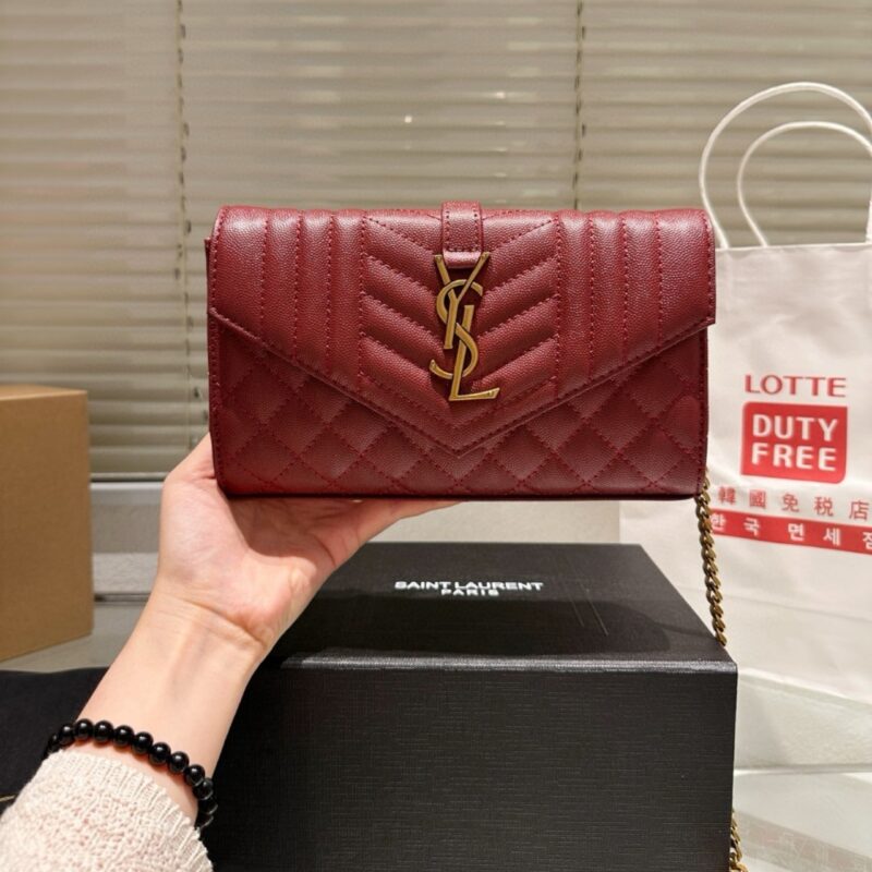 Alternative view of SAINT LAURENT SMALL GRAIN DE POUDRE TRIQUILT MONOGRAM COLLEGE BAG RED 20CM