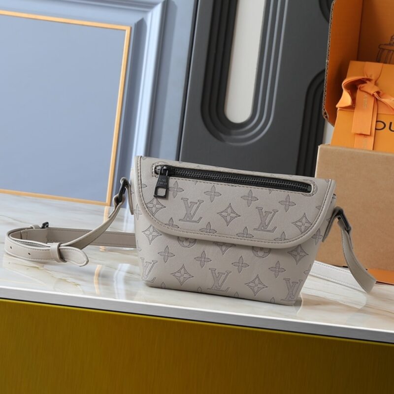 Alternative view of LOUIS VUITTON PULSE WEARABLE WALLET SAND 22CM M14794