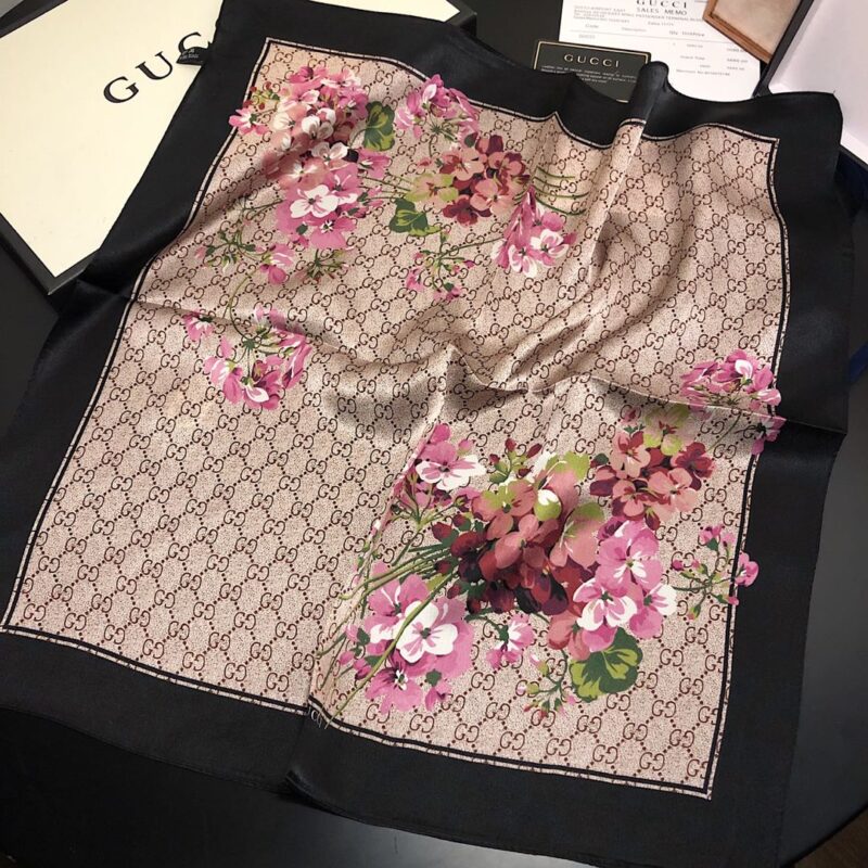 Alternative view of GUCCI GG BLOOMS FOULARD SCARF BLACK