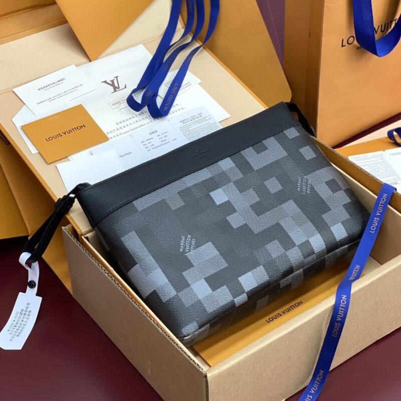 Alternative view of LOUIS VUITTON POCHETTE VOYAGE SOUPLE BLACK 30CM M14926