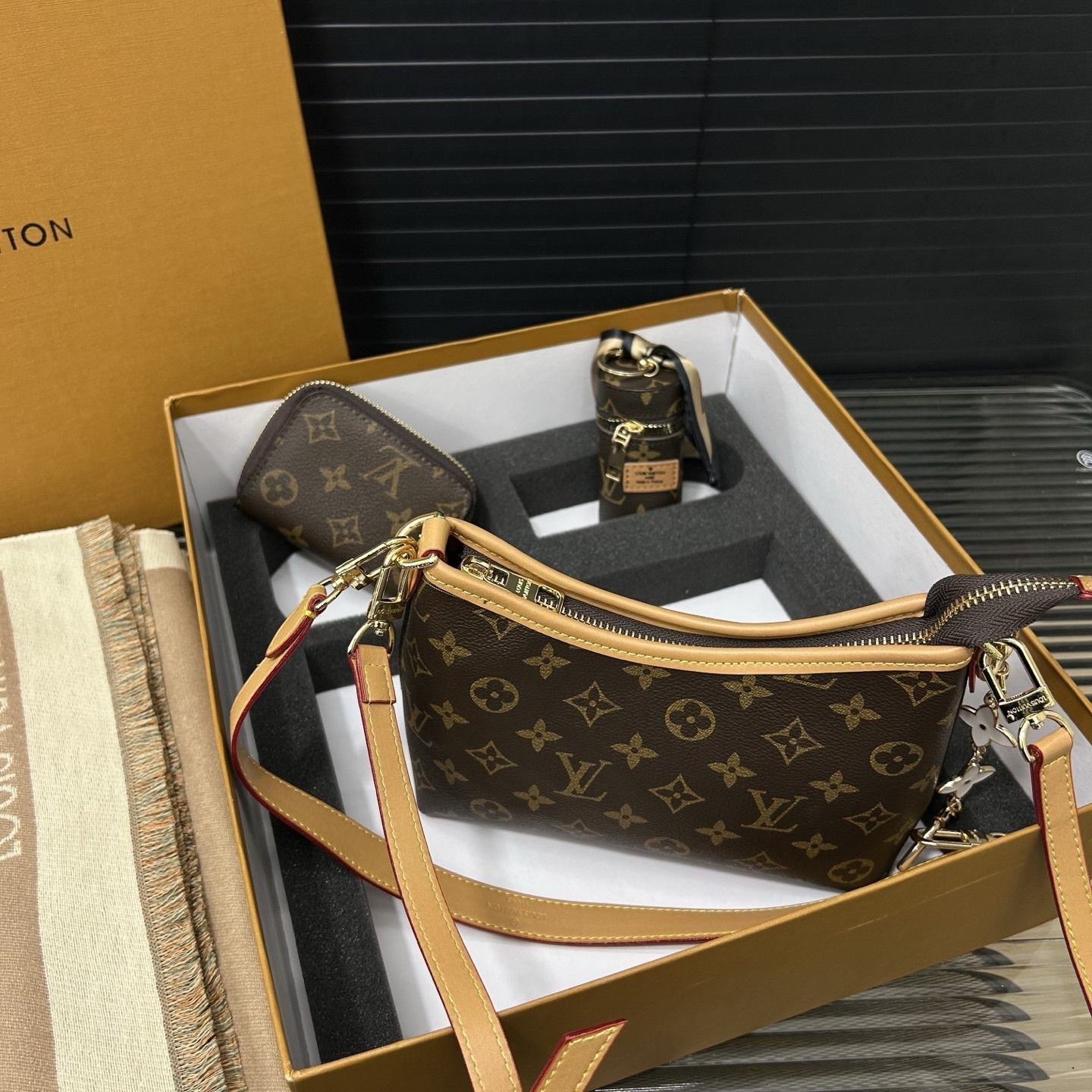 GIFT SET: LOUIS VUITTON CARRYALL BAG IN MONOGRAM CANVAS WITH KNOW ZIPPY COIN & SCARF MONOGRAM BEIGE - Image 6