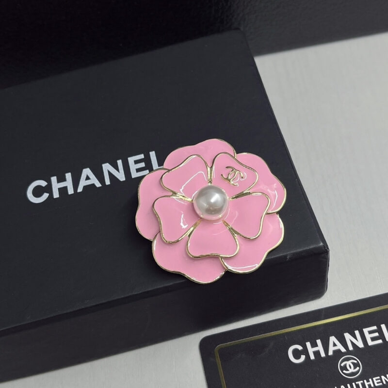 Alternative view of CHANEL BROOCH METAL AND RESIN GOLD WITH PINK PEARLY WHITE