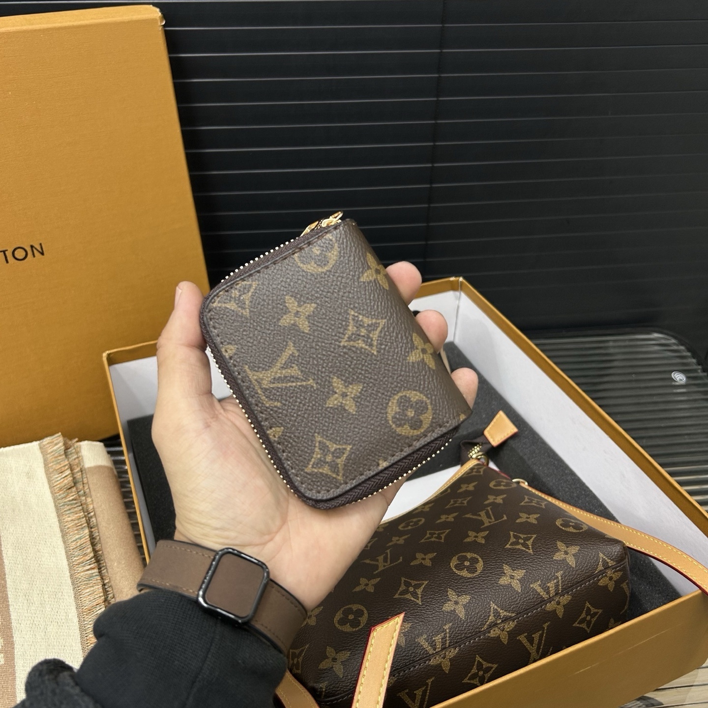 GIFT SET: LOUIS VUITTON CARRYALL BAG IN MONOGRAM CANVAS WITH KNOW ZIPPY COIN & SCARF MONOGRAM BEIGE - Image 10