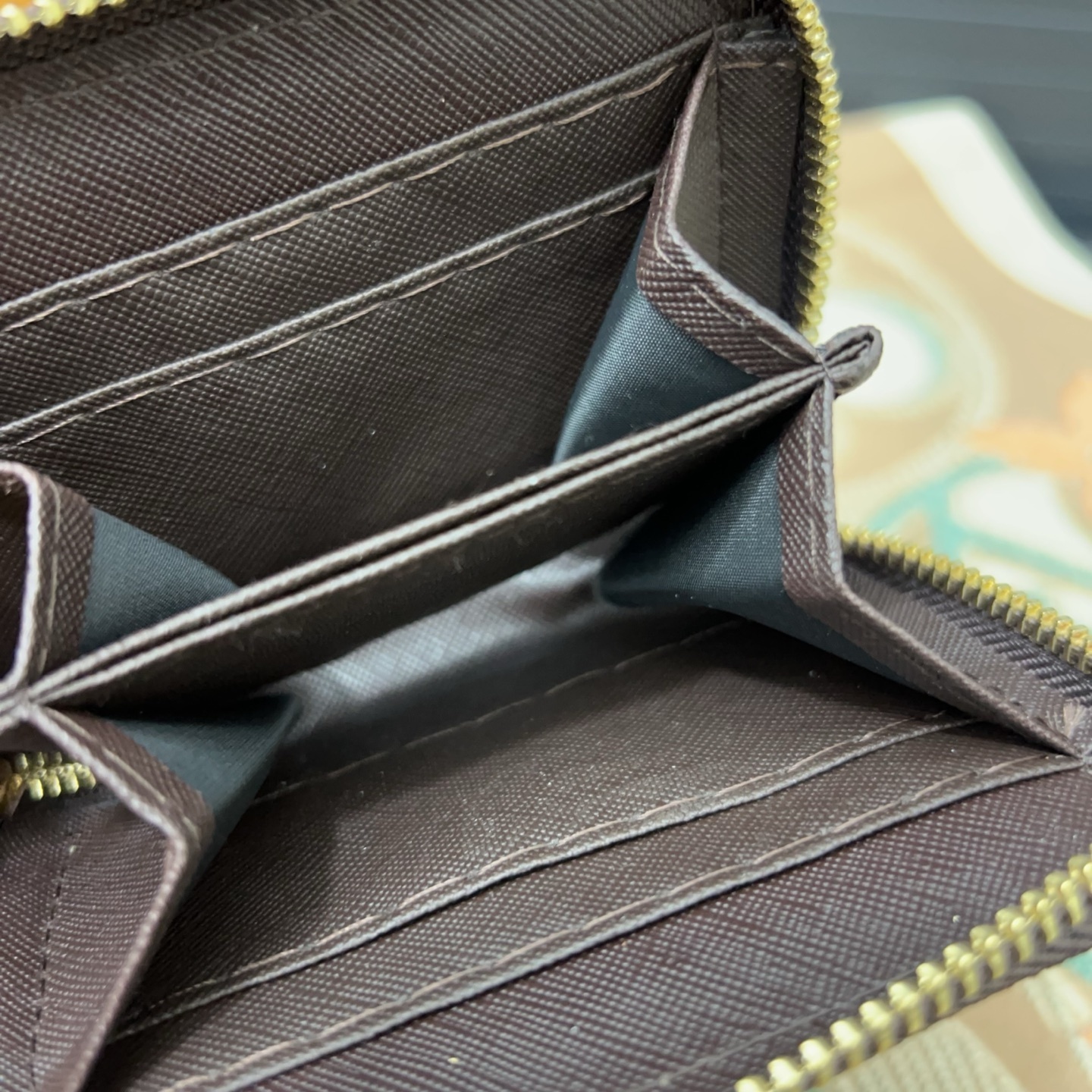 GIFT SET: LOUIS VUITTON CARRYALL BAG IN MONOGRAM CANVAS WITH KNOW ZIPPY COIN & SCARF MONOGRAM BEIGE - Image 4