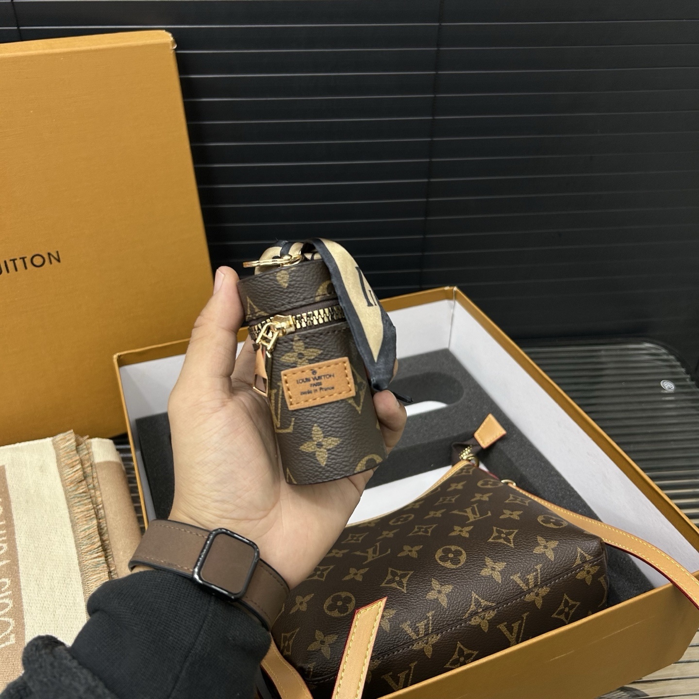 GIFT SET: LOUIS VUITTON CARRYALL BAG IN MONOGRAM CANVAS WITH KNOW ZIPPY COIN & SCARF MONOGRAM BEIGE - Image 9